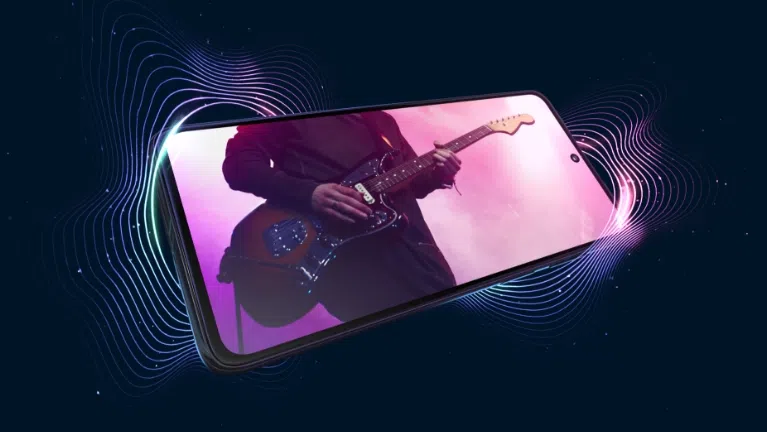 Moto-G82-5G-pdp-fullbleed-audio-m-ezil96og